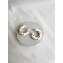 Load image into Gallery viewer, Trace Hoop Earring